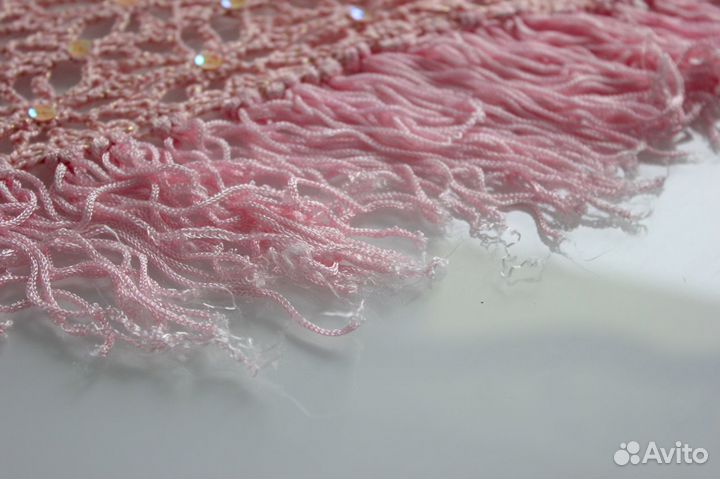 Вязаный платок с бусинами