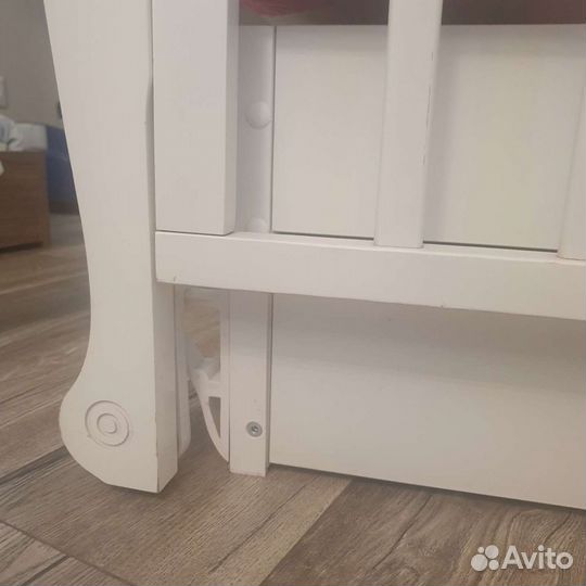 Детская кроватка с маятником и ящиком