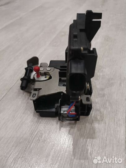 Замок двери задний правый на Audi A6