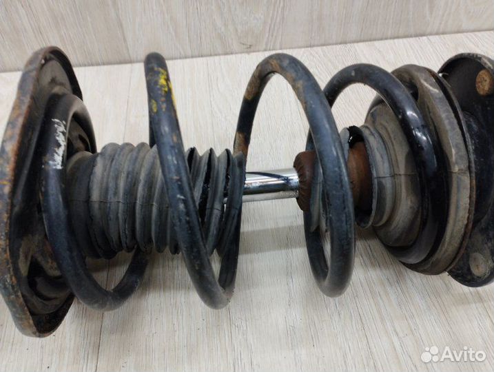 Амортизатор/стойка передняя правая Toyota Corolla