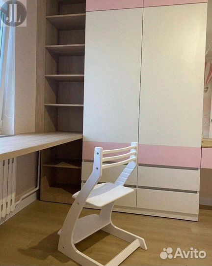 Детская рабочая зона у окна