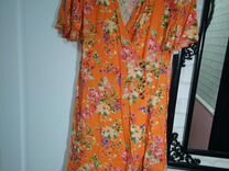 Яркое оранжевое летнее платье с цветочным принтом