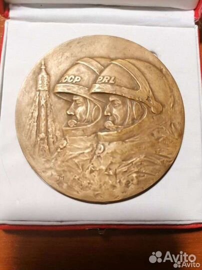 Настольная медаль