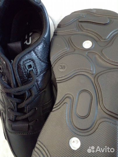 Кроссовки новые 38 размер