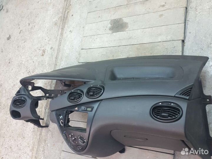 Передняя панель торпедо ford focus 1