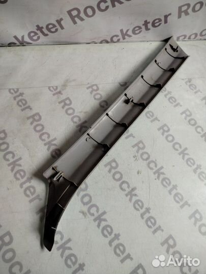 Накладка стойки правая Mitsubishi Mirage 4G