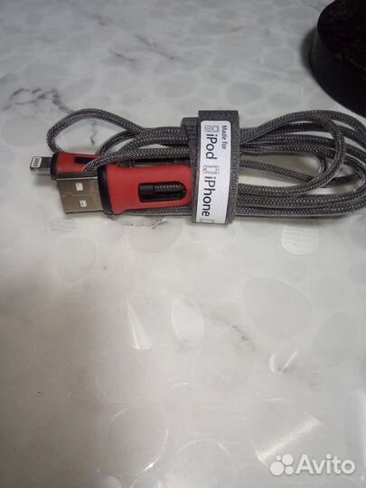 Зарядный шнур на iPhone
