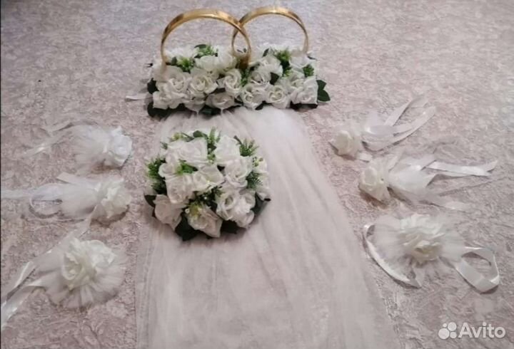 Свадебное украшение на машину белое