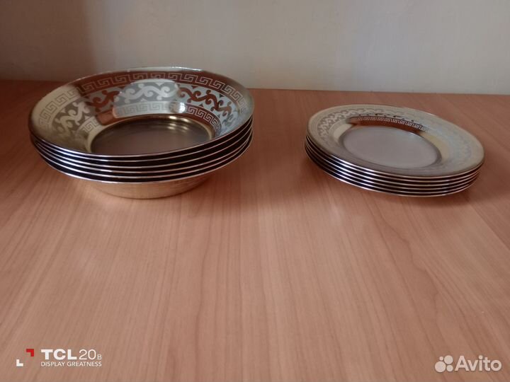 Тарелки суповые и блюдца