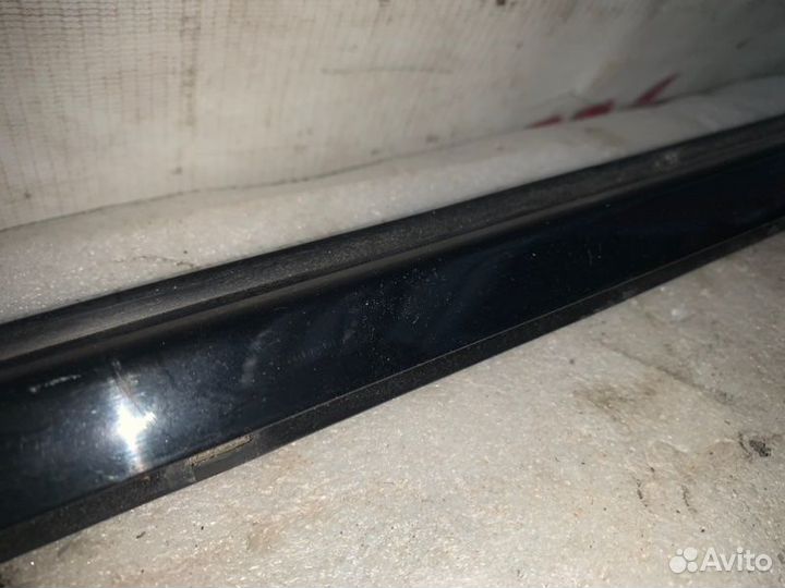 Уплотнитель стекла передний правый Toyota Alphard