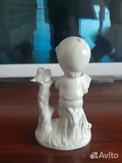 Статуэтка мальчик со скворечником фарфор