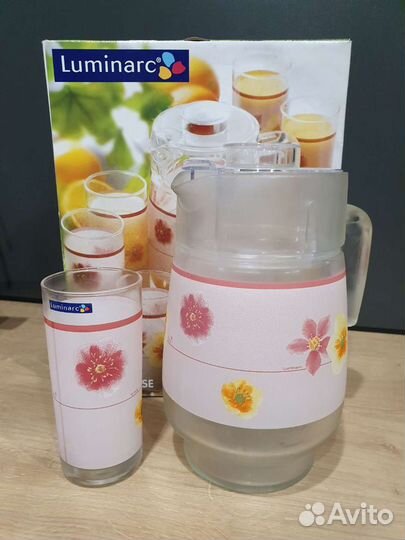 Кувшин и набор стаканов