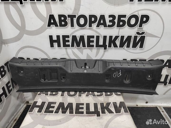 Обшивка замка багажника BMW F10