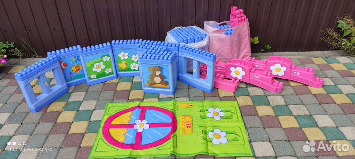 Много фирменных игрушек