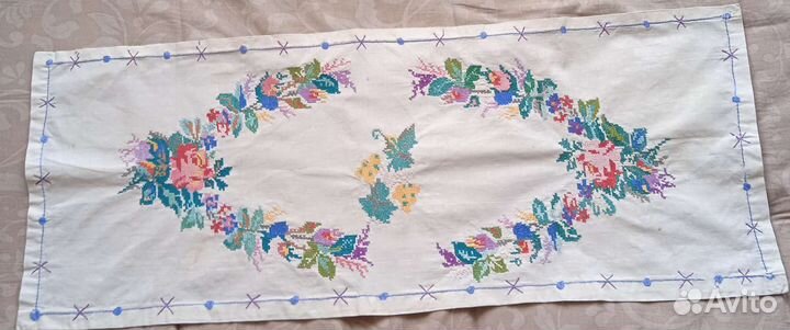 Дорожка и салфетки вышитые