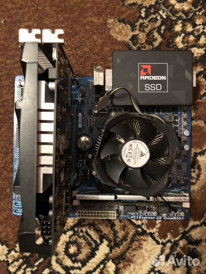 Материнская плата с процессором и памятью