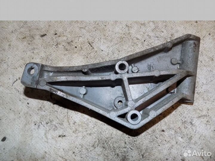 Кронштейн гидроусилителя 100/200 44 1983-1991