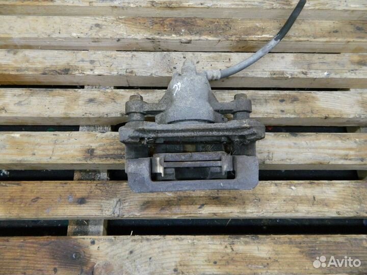 Суппорт тормозной задний правый 2009 582301H300