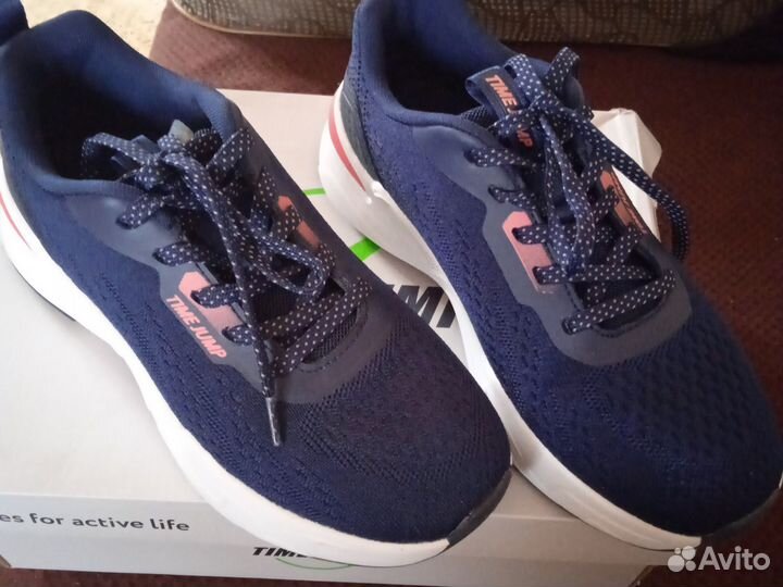 Кроссовки женские новые размер 37