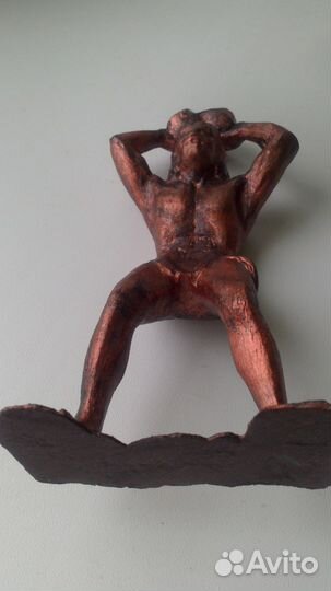 Неандерталец с камнем