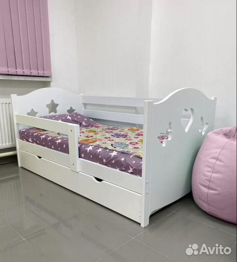 Кроватка для малыша сингл из натурального дерева в