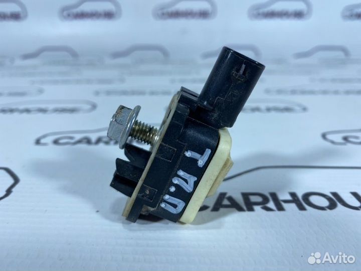 Датчик удара передний правый Volkswagen Touareg NF