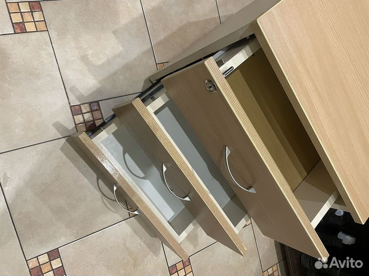 Тумбочка на колесиках