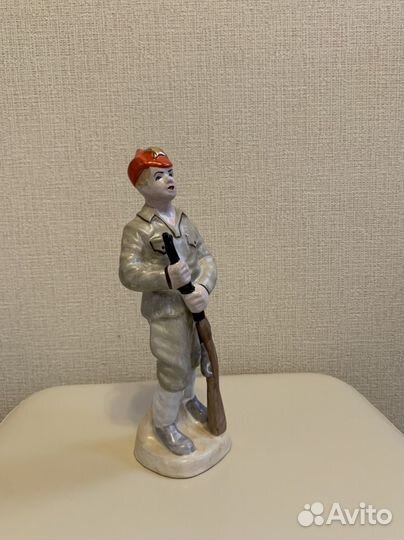 Фарфоровая статуэтка 