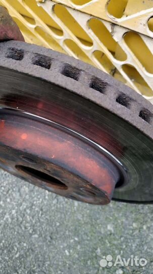 Тормозные диски передние на Toyota Corolla 150