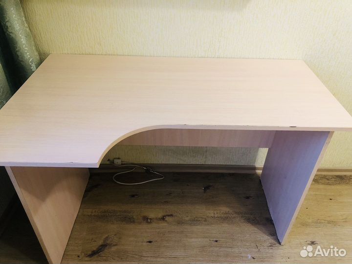 Письменный стол с навесной полкой