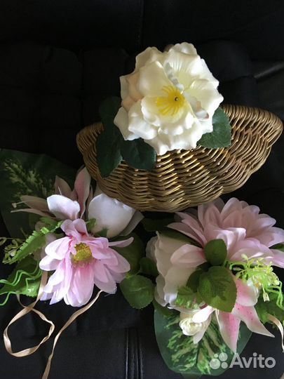 Свадебные цветы и корзинка для лепестков