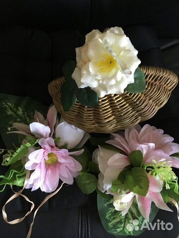 Свадебные цветы и корзинка для лепестков