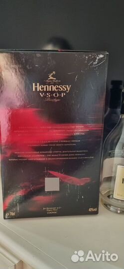 Бутылка и коробка Hennessy