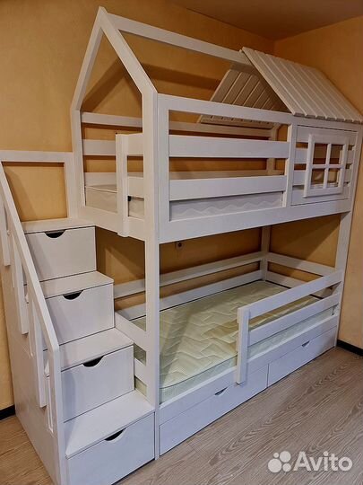 Детская двухъярусная кровать