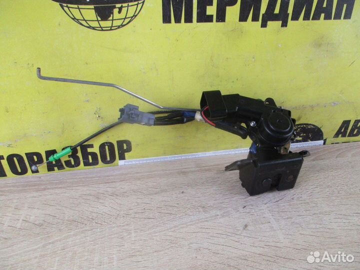 Замок двери багажника на Toyota Corolla