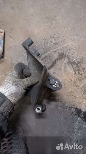 Кронштейн компрессора Audi 100c3 5 цилиндров