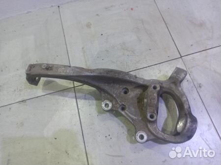 Кулак передний левый