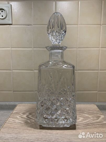 Хрустальные стаканы и штоф