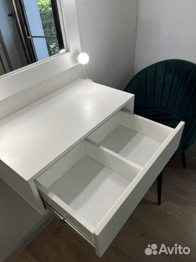 Туалетный столик с зеркалом