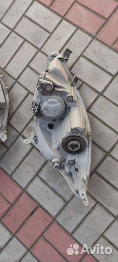 Toyota isis фара