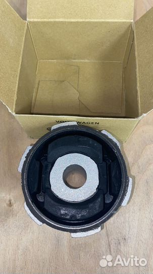 Сайлентблок подрамника VAG 7L0499035A оригинал