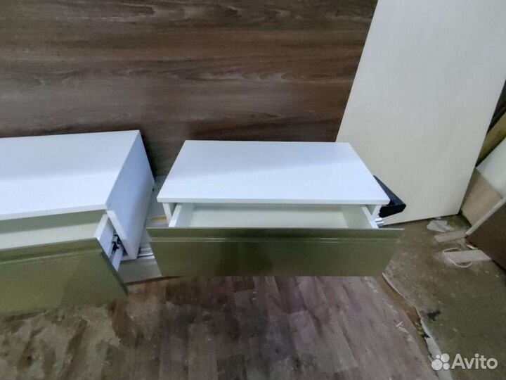 Тумбы прикроватные и столик навесные