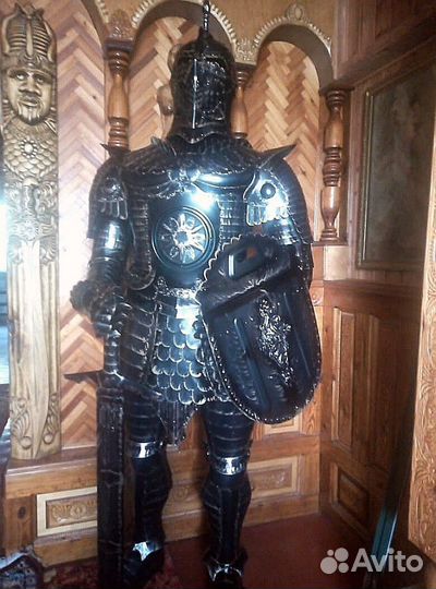 Рыцарь с мечом и щитом