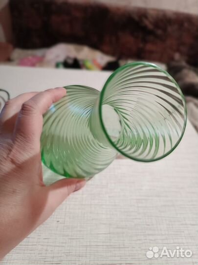 Графин ретро, зеленое стекло, рюмки и стопки