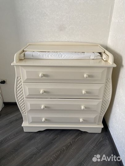 Детская кроватка с маятником и комод