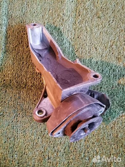 Опора кпп (подушка) правая 8D0399114AJ Audi A4 B6