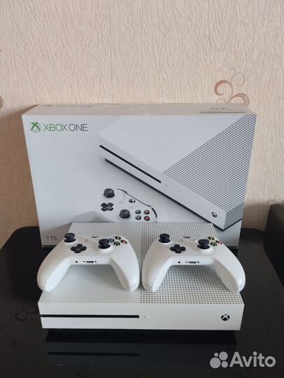 Xbox One S 1Tb + 2 джойстика