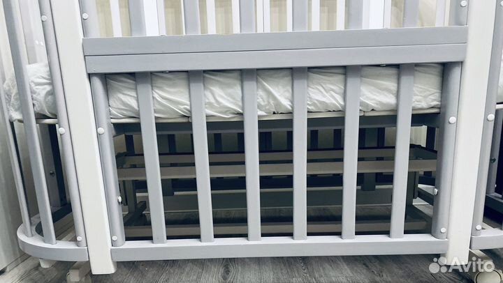 Детская кроватка с маятником и с матрасом