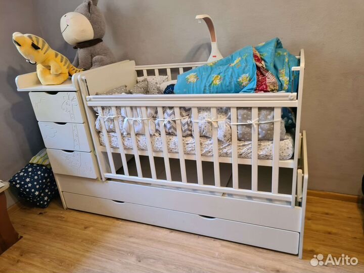 Детская кровать с маятником