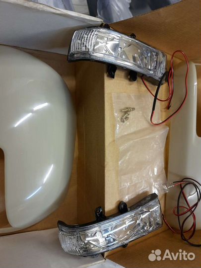 Накладки на зеркала с повторителями Highlander